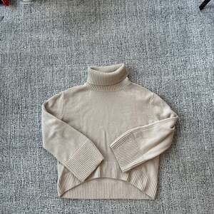 Galvan London Cropped Ribbed-Trim Cashmere Turtleneck Sweater in Beige